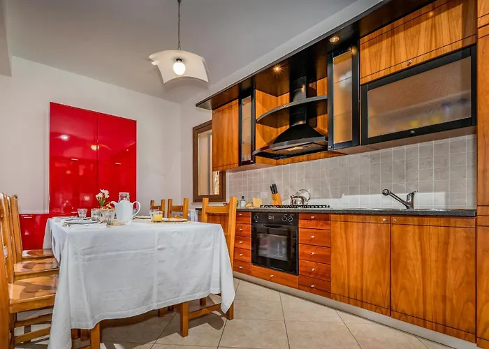 Delle Sirene 6, Emma Вилла Вальдериче